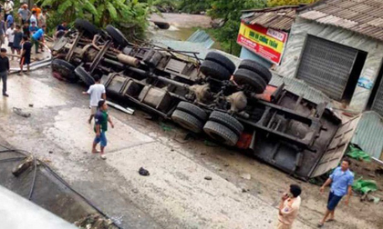Bố tử vong trong chiếc xe tải lật ngửa, con là tài xế bị thương