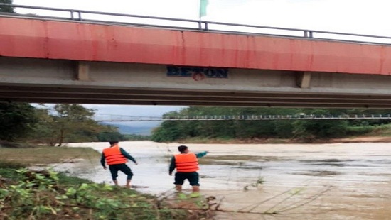 Thi bơi qua sông, nam thanh niên bị nước cuốn trôi