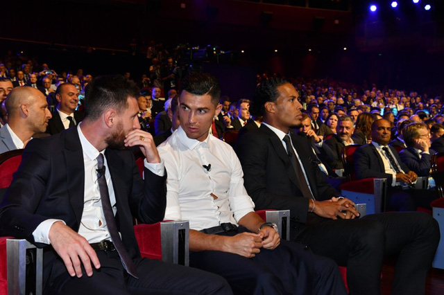 Đánh bại Ronaldo và Messi, Van Dijk giành giải Cầu thủ xuất sắc nhất của UEFA - 1
