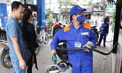 Giá xăng dầu giảm lần thứ 3 liên tiếp trong kỳ nghỉ lễ