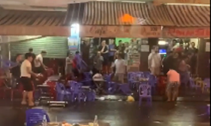 Hàng chục người cầm hung khí hỗn chiến kinh hoàng ở phố Bùi Viện