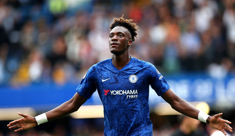 Abraham lập cú đúp, Chelsea vẫn bị cầm chân khó tin tại Stamford Bridge
