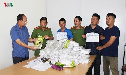 Vận chuyển 50kg ma túy đá, 2 đối tượng chống trả lực lượng chức năng