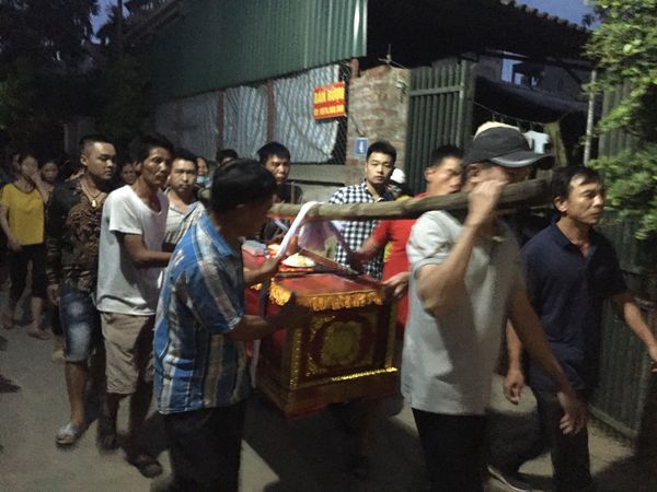 Người dân đưa tiễn bé My về nơi an nghỉ cuối cùng.
