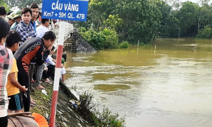 Taxi chở 3 người lao xuống sông, 2 người mất tích trong dòng nước lũ