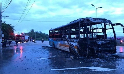 Xe giường nằm cháy trơ khung trên đường cập bến ở Quảng Ngãi