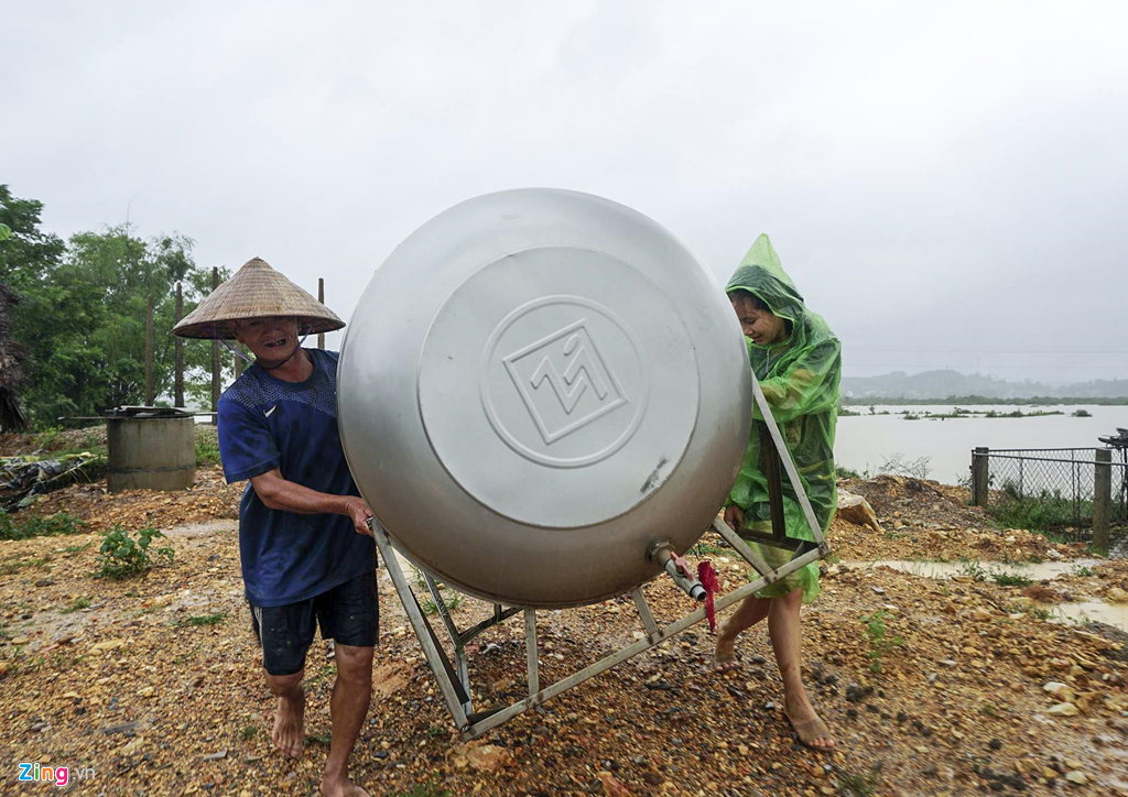 Nguoi dan om lon, lai may cay 'chay lu' hinh anh 15