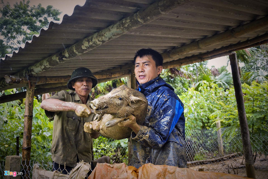 Nguoi dan om lon, lai may cay 'chay lu' hinh anh 14
