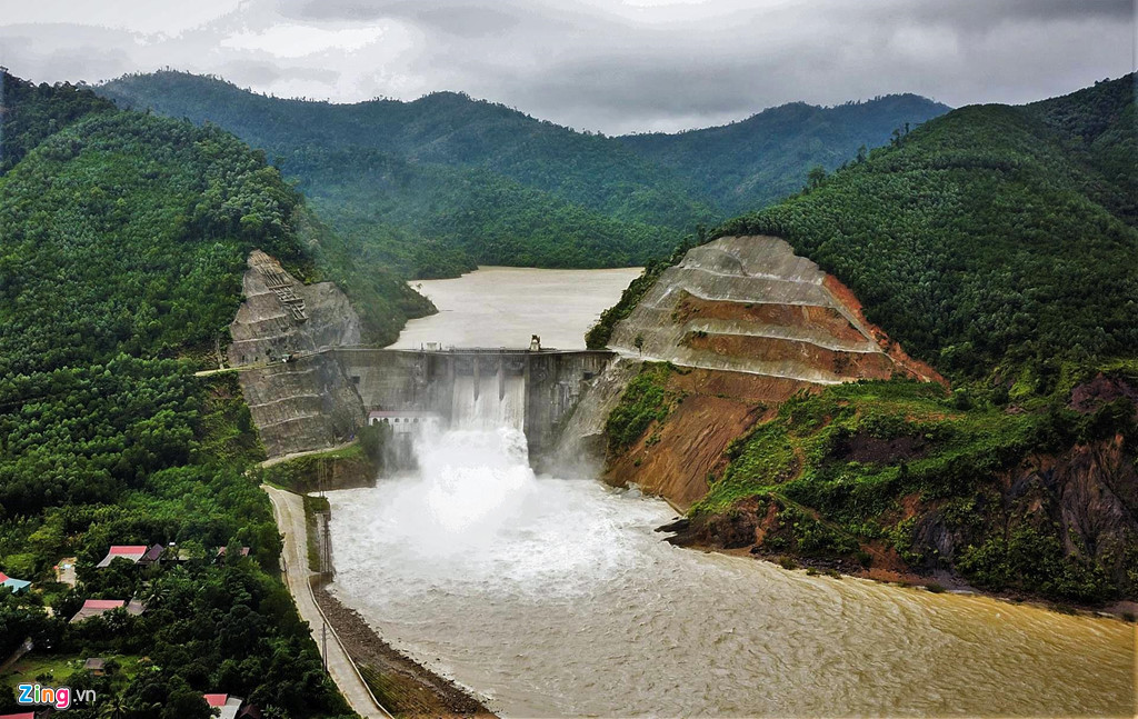 Nguoi dan om lon, lai may cay 'chay lu' hinh anh 1