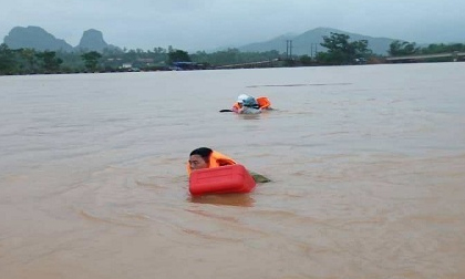 Phó chủ tịch huyện ở Quảng Bình vật lộn giữa dòng nước lũ suốt 1km