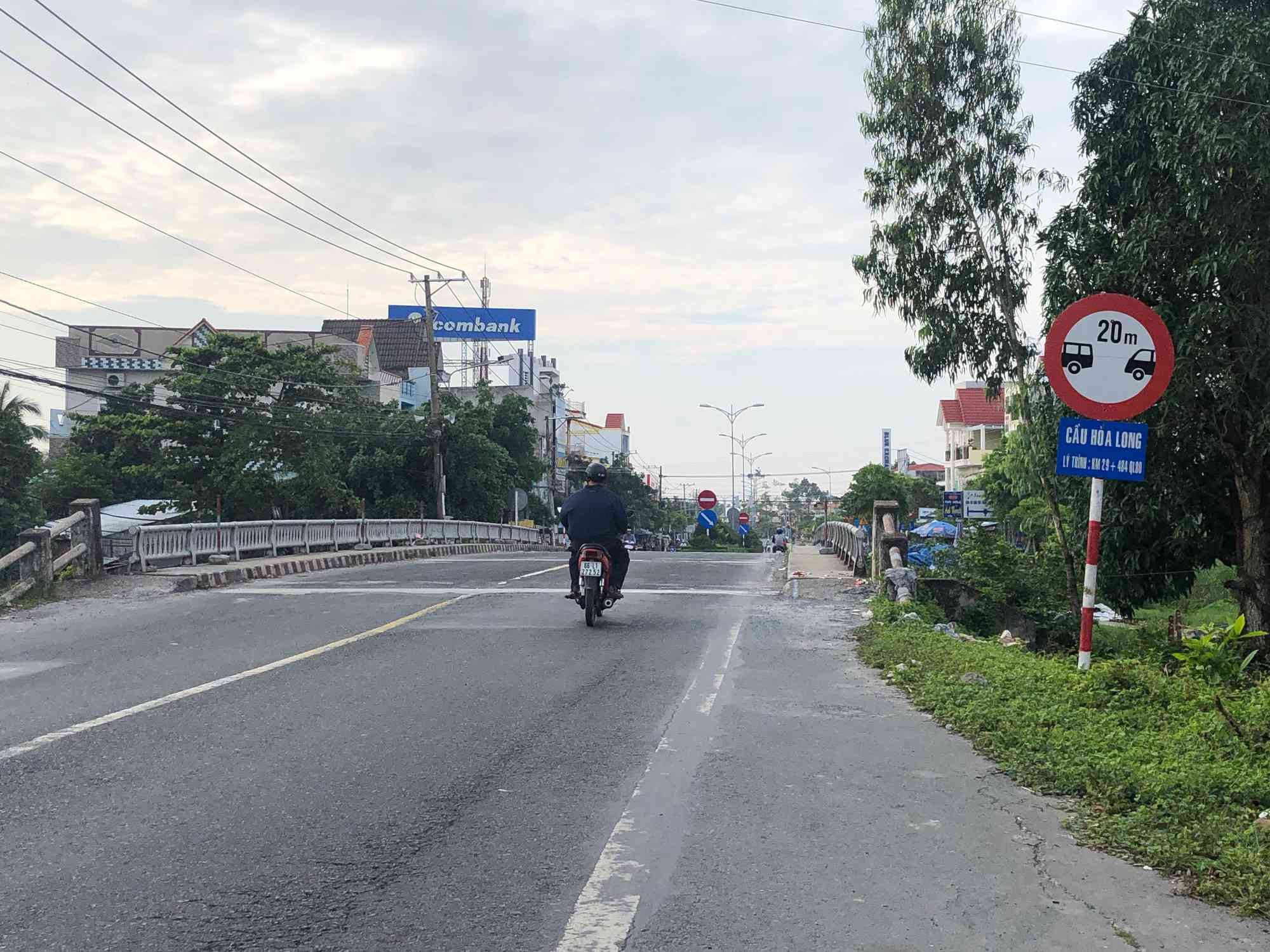 Va chạm với xe máy, 9X ngã ra đường bị xe tải cán tử vong - 1