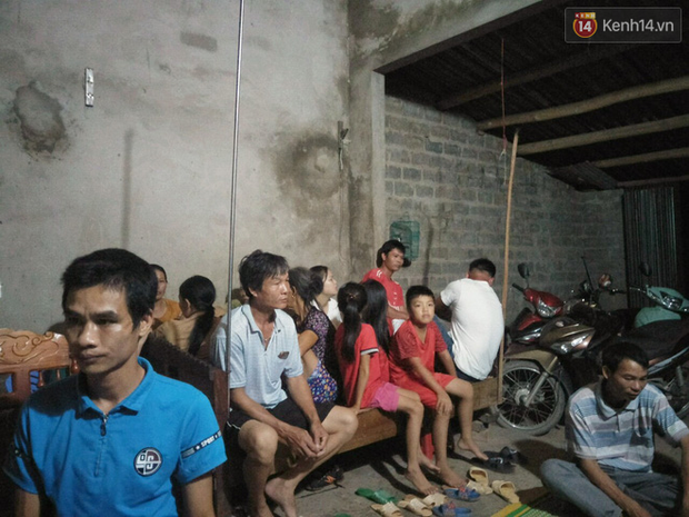 Hàng xóm kể lại giây phút bé trai 10 tuổi bị người thân chém đứt lìa bàn tay: 'Lúc tôi đi tìm tay thằng bé, nó vẫn tỉnh và kêu đau lắm...' Hàng xóm kể lại giây phút bé trai 10 tuổi bị người thân chém đứt lìa bàn tay: 'Lúc tôi đi tìm tay thằng bé, nó vẫn tỉnh và kêu đau lắm...'