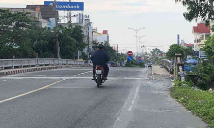 Va chạm với xe máy, 9X ngã ra đường bị xe tải cán tử vong