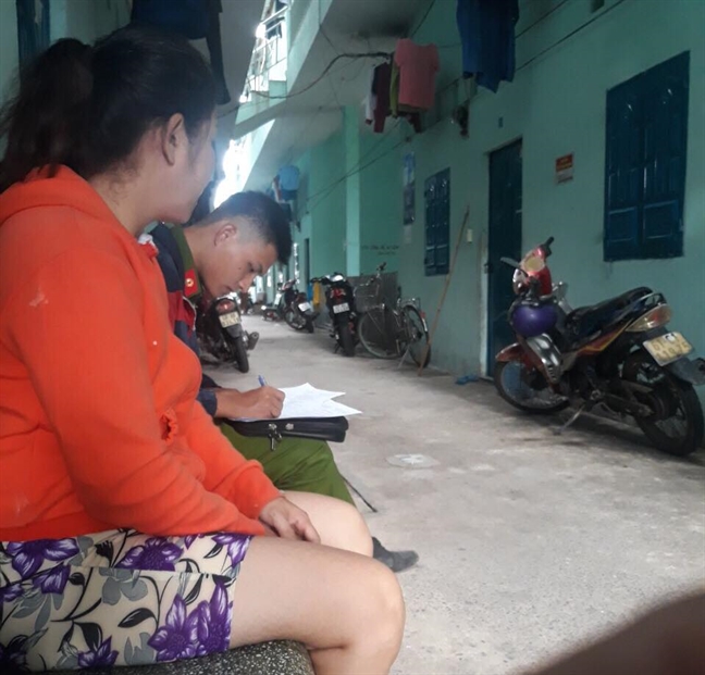 Gọi chồng dậy đi làm, nào ngờ thấy chồng treo cổ dưới chân cầu thang - 1