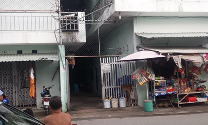Gọi chồng dậy đi làm, nào ngờ thấy chồng treo cổ dưới chân cầu thang