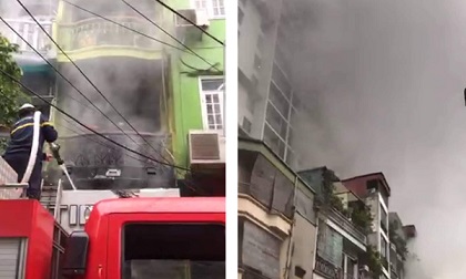 Chập điện biển quảng cáo, nhà 5 tầng bốc cháy trong cơn mưa