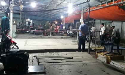 Chị bị người tình đâm gục ở chợ, em trai lao vào đâm hung thủ tử vong