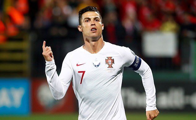 Ronaldo lập poker, Bồ Đào Nha 'nghiền nát' Lithuania
