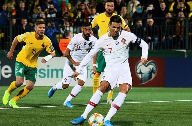 Ronaldo lập poker, Bồ Đào Nha 'nghiền nát' Lithuania