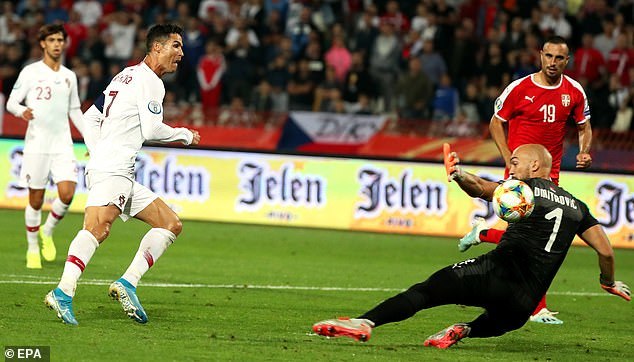 Ronaldo lập poker, Bồ Đào Nha 'nghiền nát' Lithuania