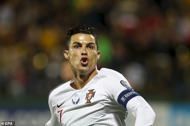 Ronaldo lập poker, Bồ Đào Nha 'nghiền nát' Lithuania