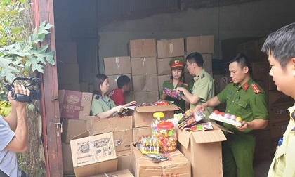 Bắt giữ 50 tấn bánh kẹo, đồ chơi trung thu trẻ em nhập lậu