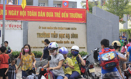 Sau vụ cháy Rạng Đông, học sinh trường Hạ Đình đeo khẩu trang kín mít đi học