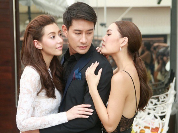 Chồng báo đi công tác dài ngày với hành lí nặng trịch, ngờ đâu mấy hôm sau cô bạn thân từ hồi mẫu giáo gọi cho vợ thông báo một tin động trời