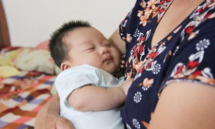 Bé gái mới 2 tháng tuổi vĩnh viễn mất mẹ sau thảm án Đan Phượng: Hơn 1 tuần nay con ngủ tốt, không khóc quấy như trước nữa