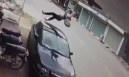 Clip: Nữ sinh đi xe ngược chiều bị ô tô tông kinh hoàng
