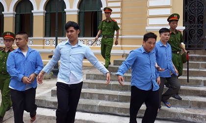 Nhóm tài xế trang bị súng, xe tải, bắt trói bảo vệ cướp tài sản