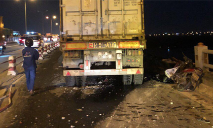 Xe container đâm hàng loạt xe trên cầu Thanh Trì, người đi xe máy văng xuống sông