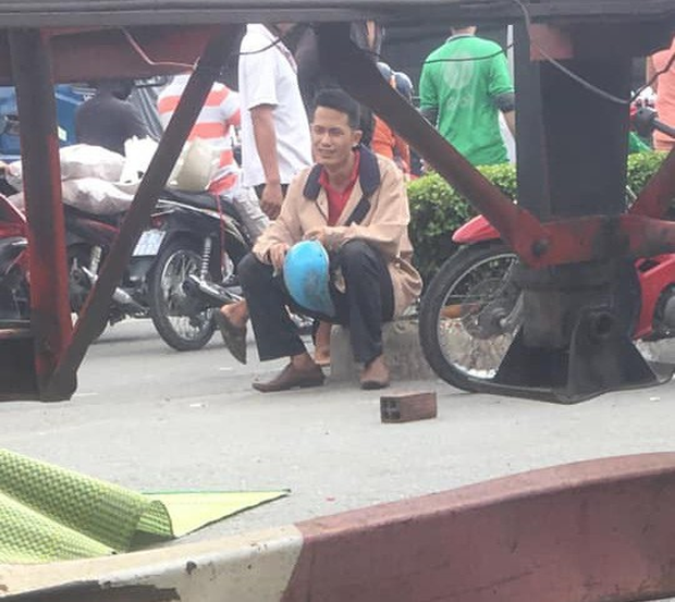 Chồng hoảng loạn, ngồi khóc nghẹn cạnh thi thể vợ bị xe container cán tử vong ở Sài Gòn - Ảnh 2. Chồng hoảng loạn, ngồi khóc nghẹn cạnh thi thể vợ bị xe container cán tử vong ở Sài Gòn - Ảnh 2.