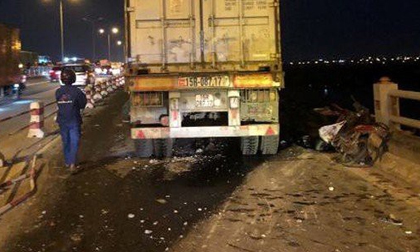 Lái xe container tông bay người xuống sông Hồng đã trình diện