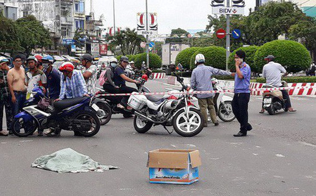 Vụ bao tải chứa thai nhi rơi giữa đường: Người làm rơi có hoạt động từ thiện chôn cất thi thể thai nhi Vụ bao tải chứa thai nhi rơi giữa đường: Người làm rơi có hoạt động từ thiện chôn cất thi thể thai nhi