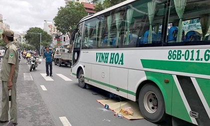 Cụ bà nhặt ve chai bị xe khách cán tử vong