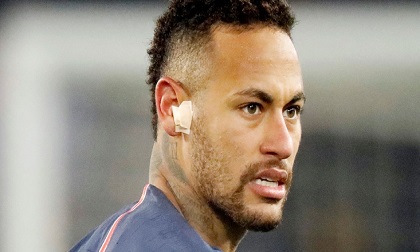 Bị lăng mạ suốt trận đấu, Neymar vẫn thành cứu tinh của PSG