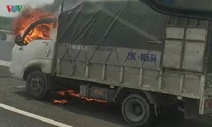Xe tải bốc cháy dữ dội trên cao tốc Hạ Long