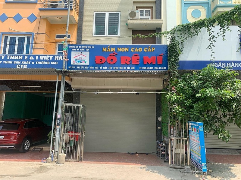 Vụ bé ba tuổi bị bỏ quên trên xe: Tạm đình chỉ cơ sở mầm non - ảnh 1