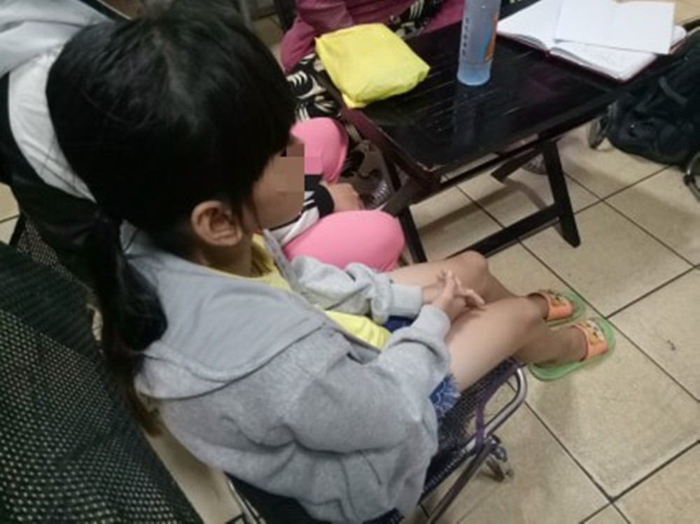Mẹ của bé gái 10 tuổi nghi bị hiếp dâm tập thể: 'Nó dẫn con tôi qua nhà trọ cùng với 3 đứa khác rồi thay phiên nhau làm bậy'