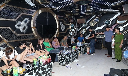 Hà Nam: Bắt 9 thanh niên 'phê' ma túy đang bay lắc trong quán karaoke
