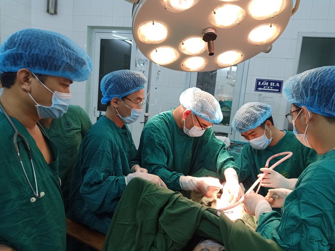 Chồng cầm dao đâm thấu ngực vợ trẻ, dùng đá đập đầu mẹ vợ