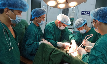 Chồng cầm dao đâm thấu ngực vợ trẻ, dùng đá đập đầu mẹ vợ