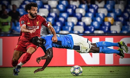 Van Dijk mắc lỗi, ĐKVĐ Liverpool thua sốc ngày ra quân trước Napoli