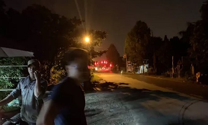 Nóng: “Xe tù” dừng đèn đỏ, 3 đối tượng tẩu thoát