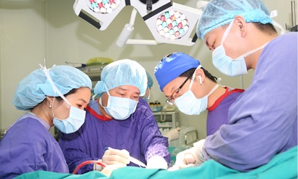 Chăm con thừa chất, bé trai 12 tuổi ở Hà Nội đầy sỏi trong mật
