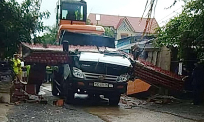 Xe húc đổ cổng chào, tài xế xe tải tử vong trong cabin bẹp rúm