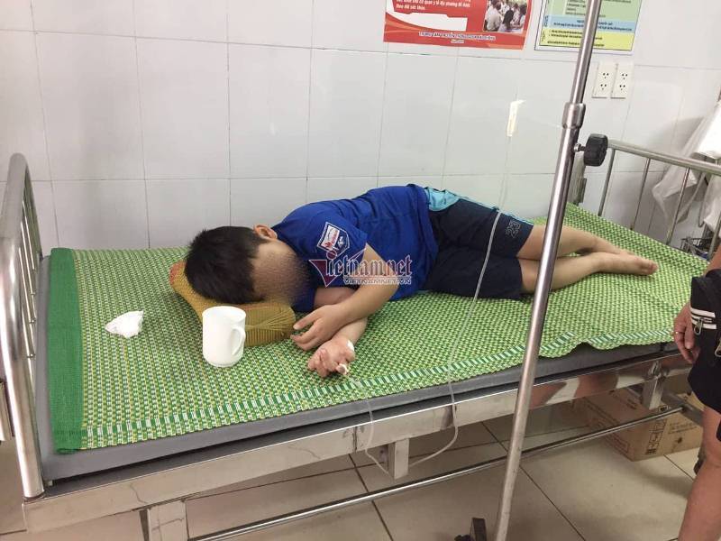 Cho 4 cháu nhỏ uống chai sữa, đối tượng nói 'chúng mày bị tao đầu độc rồi'