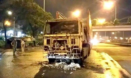 Kinh hoàng ôtô kéo lê xe máy gần 2 km ở TP HCM