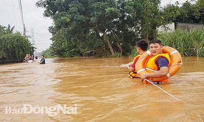 Đồng Nai mưa lớn ngập hàng trăm ngôi nhà, 1 người chết do lũ cuốn